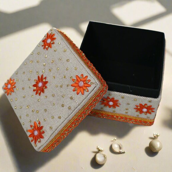 Handcrafted Jute Jewelry Box – Festive Floral Design 🌿✨ - Picture 6 of 6